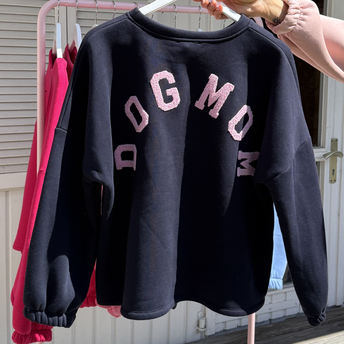 PULLOVER DOG MOM