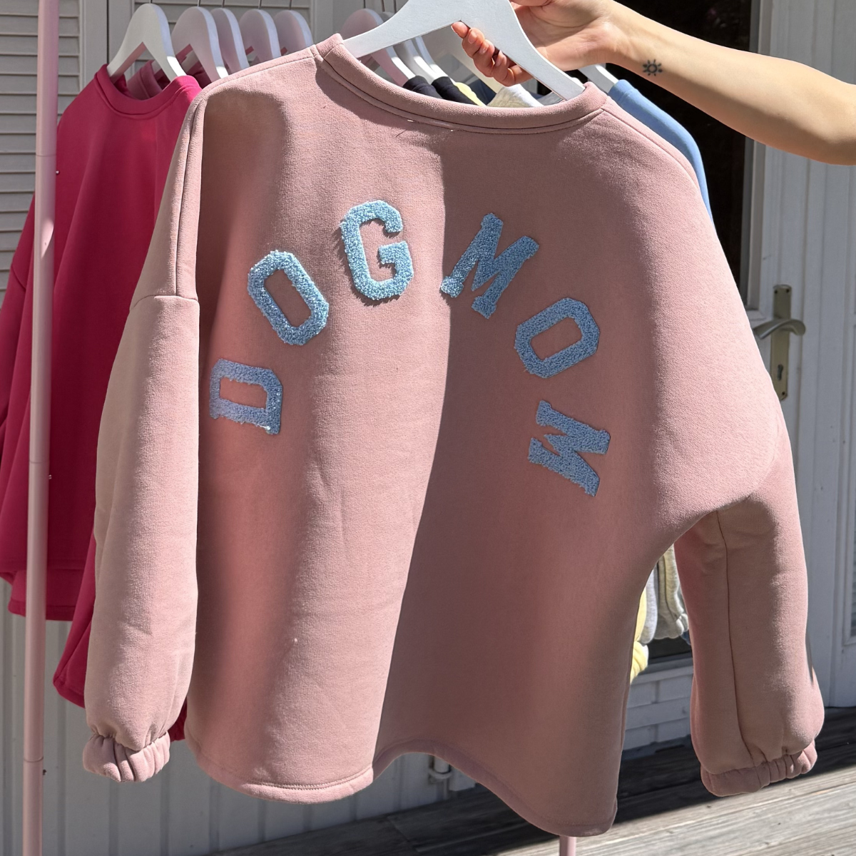 PULLOVER DOG MOM