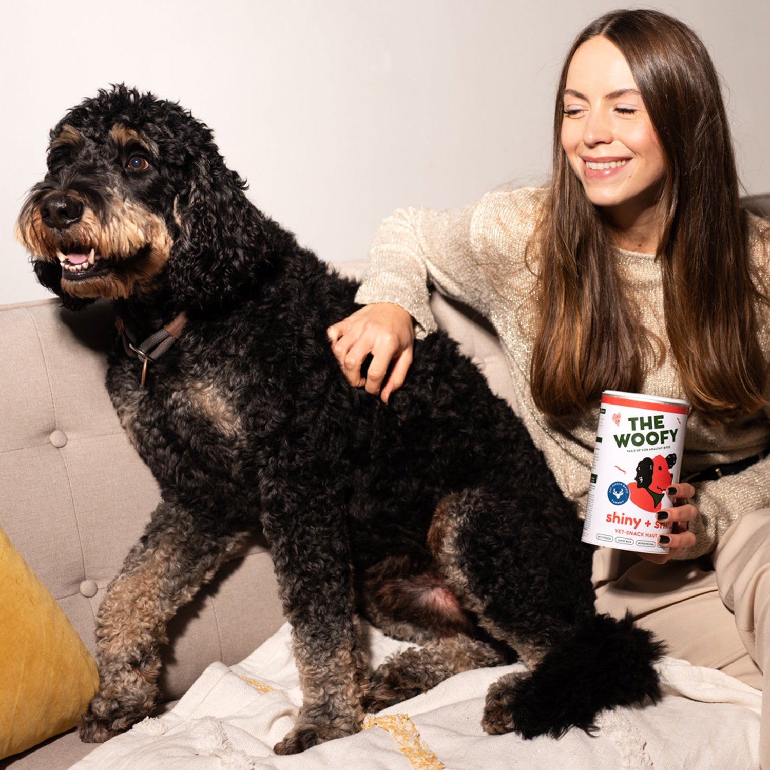 marie und charly mit einer dose shiny shine